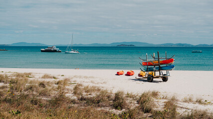 Obraz premium Boats on beach with blue sunny sky and clear ocean located in Great Keppel Island, Queensland, Australia