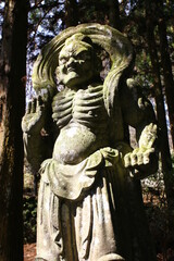 両子寺参道の仁王像　吽形