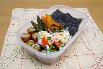 グリーンアスパラガスの肉巻き料理とパスタサラダの入った弁当