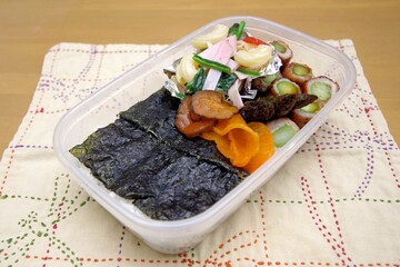 グリーンアスパラガスの肉巻き料理とパスタサラダの入った弁当