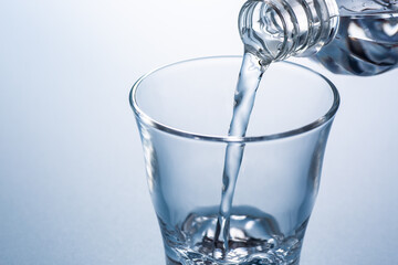 コップに水を注ぐ