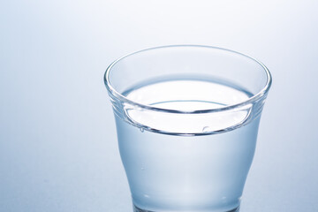 コップ一杯の水