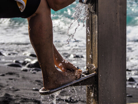 mycie nóg na plaży