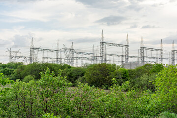 Transmissão de energia alta tensão no campo por cabos © Rogerio