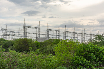 Transmissão de energia alta tensão no campo por cabos