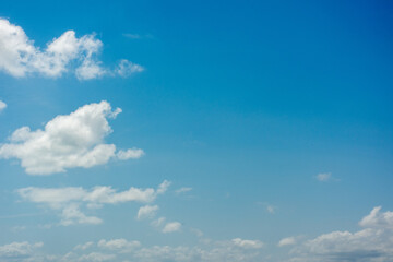 Seu azul com nuvens 