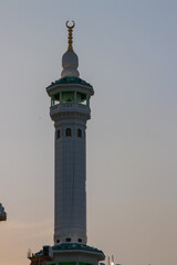 Obraz premium Minaret of Masjid Haram from Mecca - Saudi Arabia. Evening time. Iftar time in Ramadan.