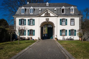 Barockes Eingangsgebäude der Abtei Heisterbach.