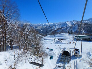 快晴のスキー場、最高のコンデションのゲレンデ、雪山です。