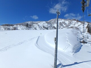 快晴のスキー場、最高のコンデションのゲレンデ、雪山です。