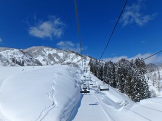 快晴のスキー場、最高のコンデションのゲレンデ、雪山です。