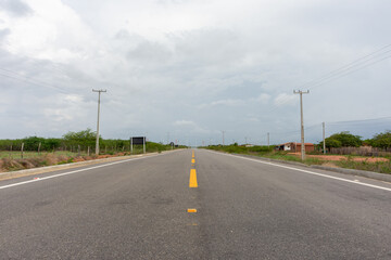 Rodovia em deserto próxima a geração de energia