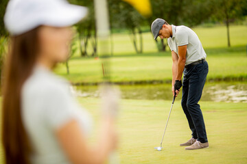 Obraz premium Young couple at golf court