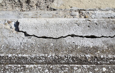 Crepe nel muro, danni causati dal terremoto