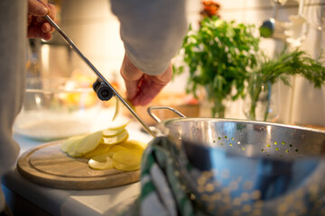 Kartoffeln hobeln für Kartoffelgratin