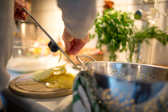 Kartoffeln hobeln f&uuml;r Kartoffelgratin