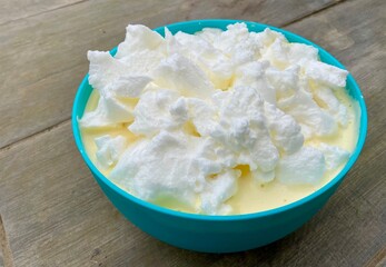 crème anglaise avec blanc en neige