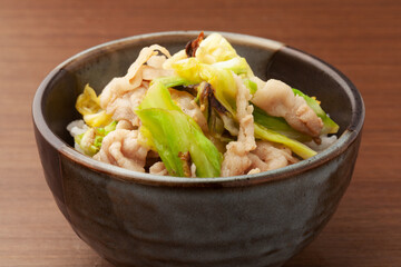 豚ばら肉とキャベツの塩炒め丼