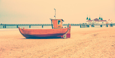 Naklejka premium Fischerboot am Strand Ostseebad Insel Usedom