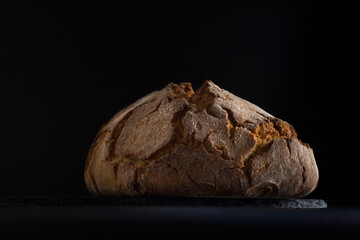 Pan artesanal sobre fondo negro