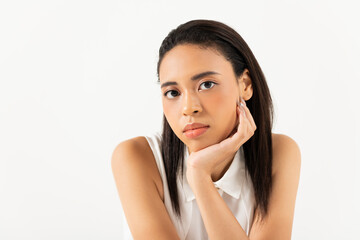 Fototapeta premium 頬杖をつくハーフ女性のポートレート