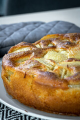 Gros plan sur un clafoutis aux poires bien dorée sortant du four
