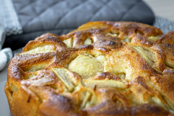 Gros plan sur un clafoutis aux poires bien dorée sortant du four