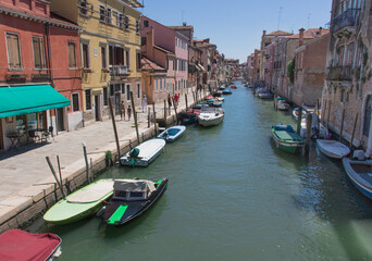 Fototapeta na wymiar jolie vue sur les canaux de Venise en Italie, plus précisément dans le quartier de Cannaregio au Nord de Venezia