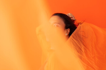 音楽を聴くハーフ女性