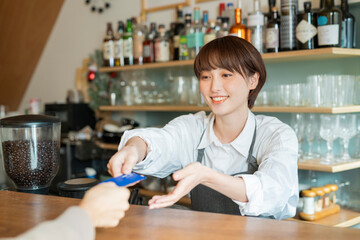 仕事をするカフェ店員