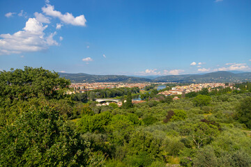 Fototapeta na wymiar View of the beautiful Florence city in daytime at Italy.