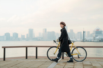 海辺を散歩する女性