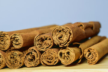 cinnamon sticks on a table, cinnamon sticks on wooden table