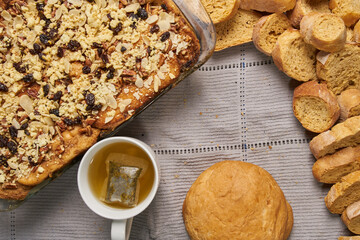 Capirotada de semana santa un dulce postre tradicional mexicano con un rico té