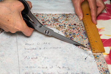 Ein Kleid wird zugeschnitten