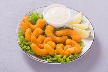 Shrimps in batter with sauce and lime