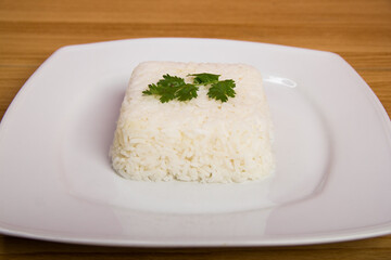 plato de arroz blanco decorado con hierba encima, comida saludable, cocina en casa