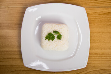 plato de arroz blanco decorado con hierba encima, comida saludable, cocina en casa