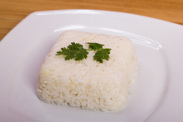 plato de arroz blanco decorado con hierba encima, comida saludable, cocina en casa