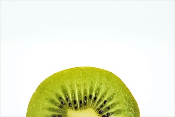 Makroaufnahme einer Kiwifrucht vor weißem Hintergrund