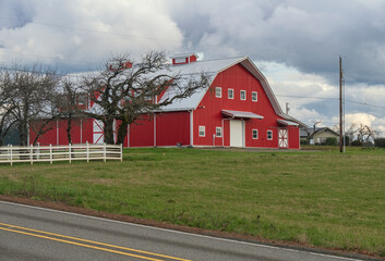 Obraz premium Large barn in a countryside Lake Oswego Oregon.