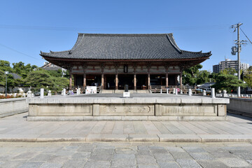 Obraz premium 四天王寺 石舞台と六時堂 大阪市天王寺区