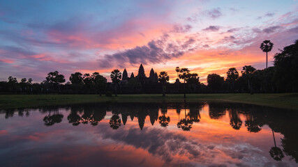 Obraz premium Angkor Wat temple at sunrise in Siem Reap, Cambodia.