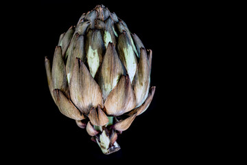 Obraz premium artichoke on a wooden table, sverige, nacka, sweden, stockholm