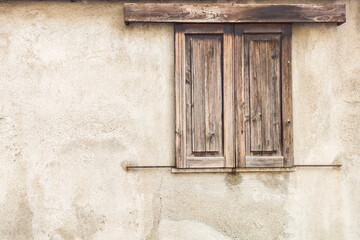 Obraz na płótnie Canvas Old wooden window of an ancient house