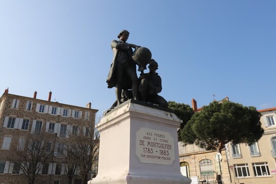 Statue des frères Montgolfier, inventeurs de la montgolfière, ville de Annonay, département de l'Ardèche, France