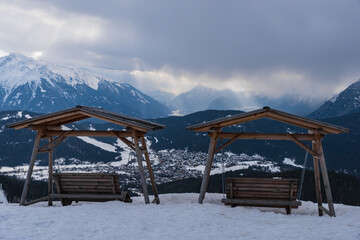 Holzschaukeln im Skigebiet