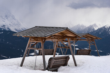 Schaukelstuhl aus Holz am Berg