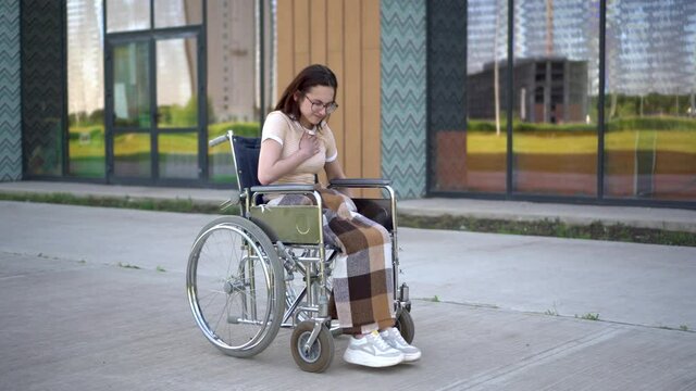 A young woman rides a wheelchair and heart attack