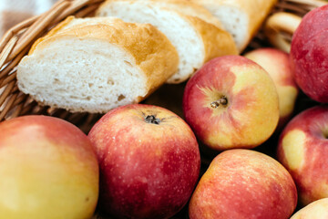 Apples and sliced ​​white bread in a wicker basket